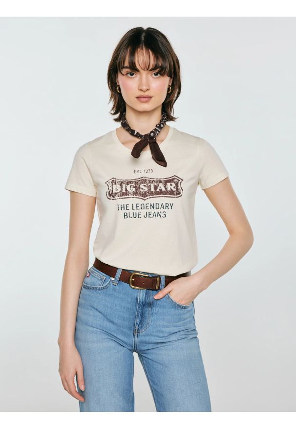 Big-Star - Koszulka damska z linii Authentic z logo BIG STAR perłowa Rissmelna 103. Okazja: na co dzień. Kolor: kremowy. Materiał: dzianina, skóra. Wzór: nadruk. Styl: casual, elegancki, sportowy