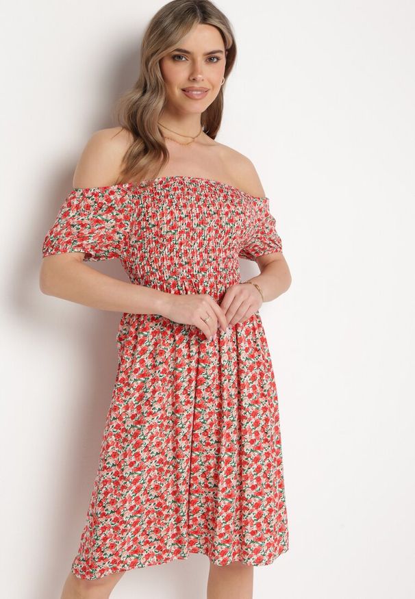 Born2be - Czerwona Wiskozowa Sukienka Hiszpanka z Gumkami w Pasie Valdina. Okazja: na co dzień. Typ kołnierza: dekolt hiszpanka. Kolor: czerwony. Materiał: wiskoza. Długość rękawa: krótki rękaw. Sezon: lato. Styl: casual, wakacyjny