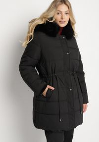 Born2be - Czarna Dwustronna Kurtka Futerko z Kapturem i Pikowaniem Falerina. Okazja: do pracy, na spacer. Typ kołnierza: kaptur. Kolekcja: plus size. Kolor: czarny. Materiał: futro. Wzór: gładki