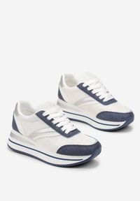 Born2be - Niebiesko-Białe Sneakersy z Delikatnymi Błyszczącymi Wstawkami Ablasta. Okazja: na co dzień. Kolor: niebieski