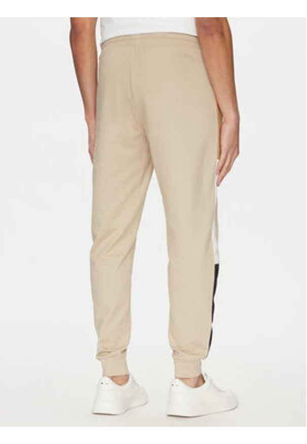 BOSS Spodnie dresowe Iconic 50535786 Beżowy Regular Fit. Kolor: beżowy. Materiał: bawełna