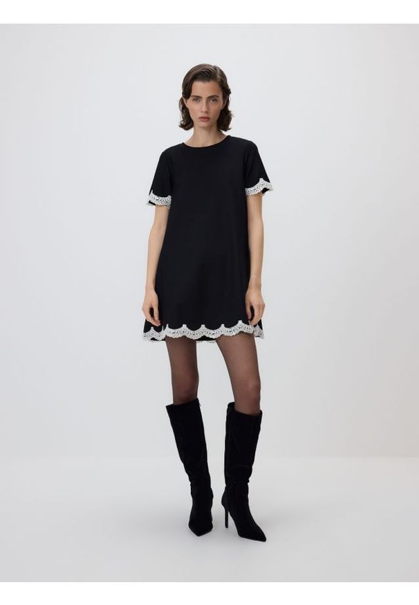 Reserved - Sukienka mini z koronkowym wykończeniem - czarny. Kolor: czarny. Materiał: koronka. Typ sukienki: proste. Długość: mini