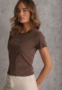 Renee - Brązowy T-shirt z Bawełny Ozdobiony Sercem z Cyrkonii Amythera. Okazja: na co dzień. Kolor: brązowy. Materiał: bawełna. Wzór: aplikacja. Styl: sportowy, casual, elegancki #1