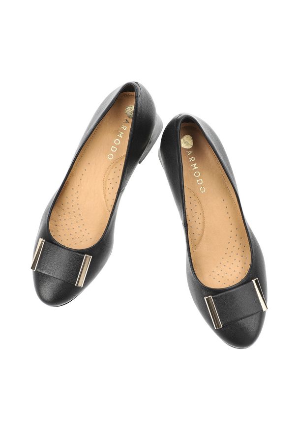 Czółenka damskie Armodo, cholewka skóra naturalna gładka klasyczny fason stabilny obcas metalowa ozdoba z przodu jednolita forma miękkie wykończenie. Okazja: na co dzień, na spotkanie biznesowe. Kolor: czarny. Materiał: skóra. Szerokość cholewki: normalna. Wzór: gładki, jednolity, aplikacja. Obcas: na obcasie. Styl: klasyczny. Wysokość obcasa: średni