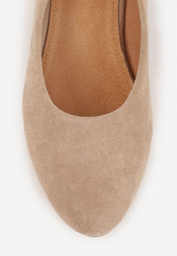 Born2be - Ciemnobeżowe Czółenka Vices ze Skórzaną Wkładką na Biżuteryjnym Słupku Naivine. Okazja: na co dzień. Kolor: beżowy. Materiał: skóra. Wzór: aplikacja, kwiaty. Obcas: na słupku. Styl: casual, elegancki. Wysokość obcasa: średni