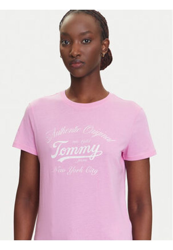 Tommy Jeans T-Shirt Essential DW0DW21404 Różowy Regular Fit. Kolor: różowy. Materiał: bawełna