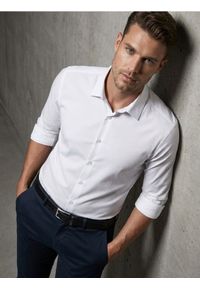 Sinsay - Gładka koszula basic - biały. Kolor: biały. Wzór: gładki