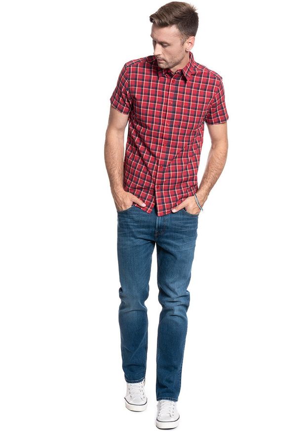 Wrangler - MĘSKA KOSZULA MATERIAŁOWA WRANGLER SS 1 PKT SHIRT FORMULA RED W5J11OXWO 112130161. Materiał: materiał
