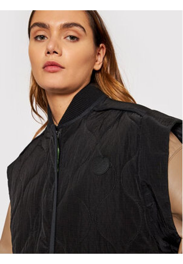 Ted Baker Bezrękawnik Ariez 258323 Czarny Relaxed Fit. Kolor: czarny. Materiał: syntetyk. Długość rękawa: bez rękawów