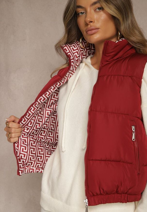 Renee - Bordowa Kamizelka Ozdobiona Pikowaniem i Wzorzystą Podszewką w Meander Olerea. Okazja: na co dzień. Kolor: czerwony. Wzór: aplikacja. Styl: casual