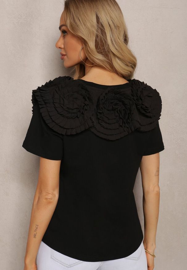 Renee - Czarny T-shirt z Bawełny Wykończony Ozdobnymi Elementami Kililena. Okazja: na spotkanie biznesowe, do pracy, na co dzień. Kolor: czarny. Materiał: bawełna. Wzór: aplikacja. Styl: klasyczny, biznesowy, casual, elegancki