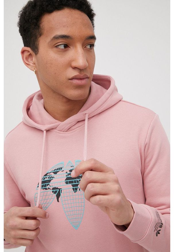 adidas Originals bluza bawełniana HF4903 męska kolor różowy z kapturem z nadrukiem. Okazja: na co dzień. Typ kołnierza: kaptur. Kolor: różowy. Materiał: bawełna. Wzór: nadruk. Styl: casual