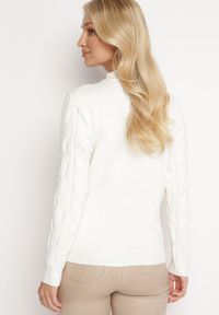 Born2be - Biały Klasyczny Sweter w Ozdobny Splot Aliissa. Kolor: biały. Materiał: dzianina. Długość rękawa: długi rękaw. Długość: długie. Wzór: ze splotem. Styl: klasyczny #3