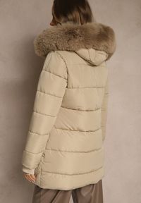 Renee - Ciemnobeżowa Kurtka z Pikowanymi Przeszyciami i Kapturem z Futrem Anindrie. Okazja: na spacer, na co dzień. Typ kołnierza: kaptur. Kolor: beżowy. Materiał: futro. Styl: casual #3