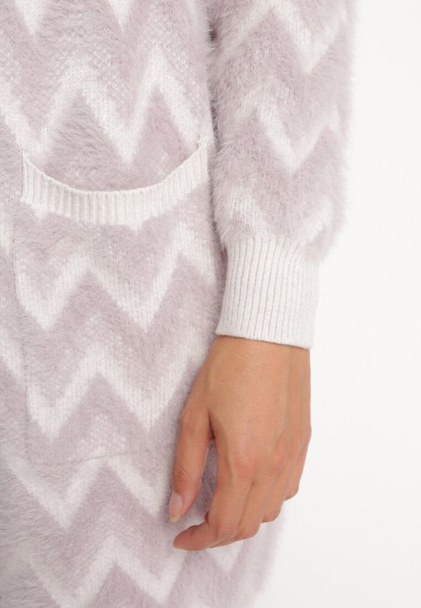 Born2be - Fioletowy Niezapinany Kardigan Przed Kolano w Paski Chevron Afesura. Kolor: fioletowy. Materiał: dzianina. Długość rękawa: długi rękaw. Długość: długie. Wzór: paski
