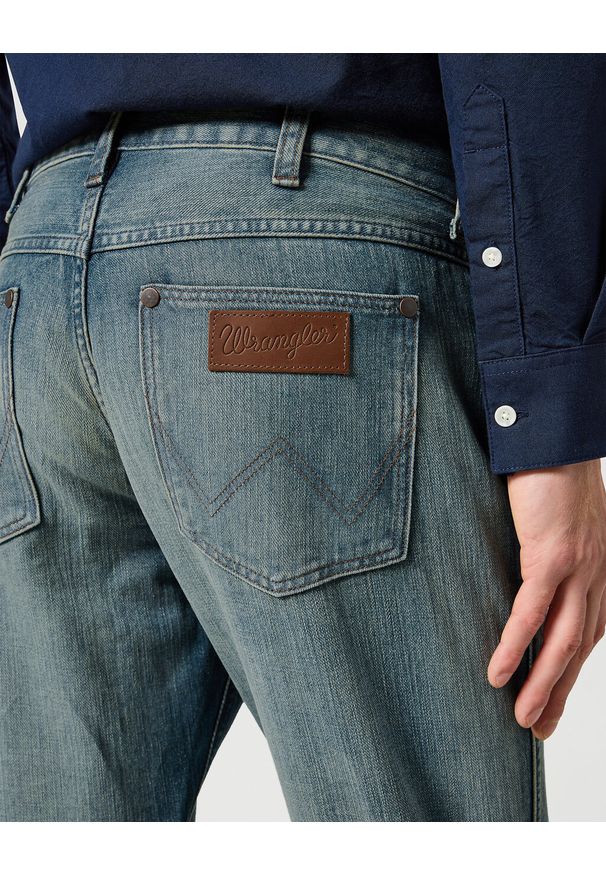 Wrangler - WRANGLER MĘSKIE SPODNIE JEANSOWE GREENSBORO SAGE WASH 112357417 W15Q008821