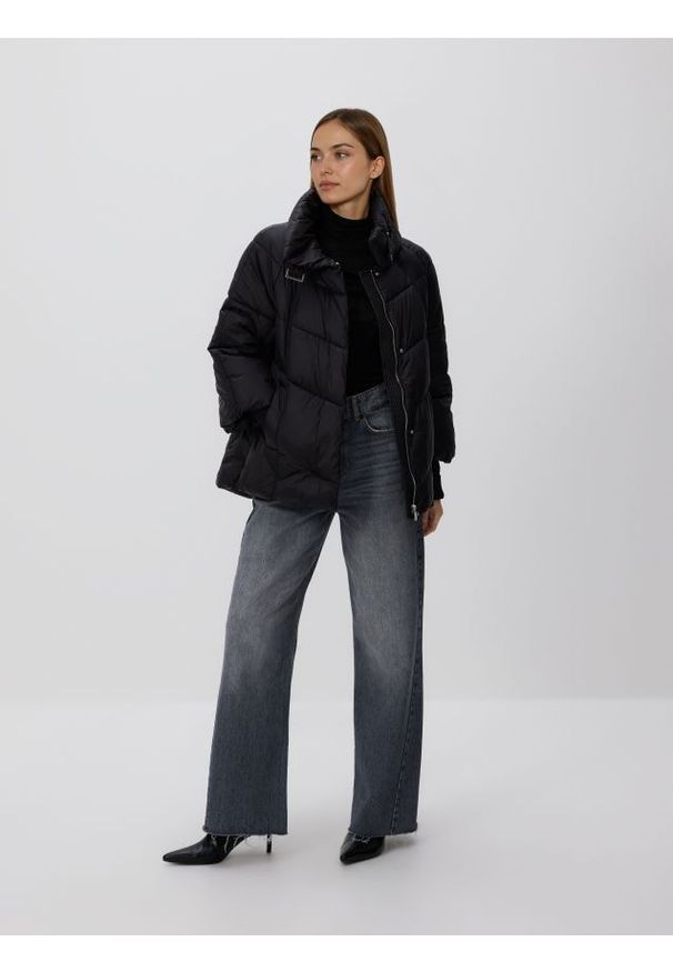 Reserved - Pikowana kurtka z wysokim kołnierzem - czarny. Kolor: czarny. Materiał: tkanina. Wzór: gładki