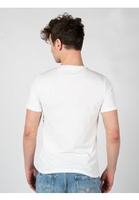 Guess T-Shirty "Pent" | X3GI04KBR42 | Mężczyzna | Biały. Kolor: biały. Materiał: bawełna, poliester. Wzór: nadruk. Styl: klasyczny