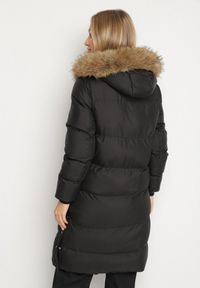 Born2be - Czarna Pikowana Kurtka z Kapturem z Futrem i Ozdobnymi Taśmami Lendria. Okazja: na spacer. Typ kołnierza: kaptur. Kolor: czarny. Materiał: futro #6