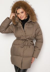 Born2be - Ciemnozielona Pikowana Kurtka z Kapturem z Odpinanym Futrem i Wiązanym Paskiem Issaronia. Okazja: na co dzień. Typ kołnierza: kaptur. Kolor: zielony. Materiał: futro. Styl: casual, elegancki #1