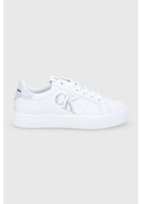 Calvin Klein Jeans Buty skórzane kolor biały na płaskim obcasie. Nosek buta: okrągły. Zapięcie: sznurówki. Kolor: biały. Materiał: skóra. Obcas: na obcasie, na płaskiej podeszwie. Wysokość obcasa: niski #1