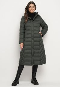 Born2be - Ciemnozielona Kurtka Pikowana o Długim Fasonie z Odpinanym Kapturem Reanora. Okazja: na spacer, na co dzień, do pracy. Kolor: zielony. Materiał: dzianina, jeans. Długość rękawa: długi rękaw. Długość: długie. Styl: casual #1
