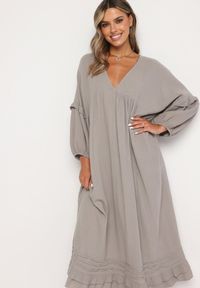 Born2be - Ciemnobeżowa Bawełniana Muślinowa Sukienka Ozdobiona Falbanką Perisea. Okazja: na co dzień. Typ kołnierza: dekolt w kształcie V. Kolor: beżowy. Materiał: bawełna. Wzór: aplikacja. Typ sukienki: proste. Styl: casual #7