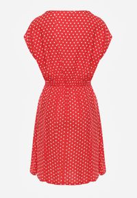Renee - Czerwona Rozkloszowana Sukienka Retro z Wiskozy w Groszki Tetia. Kolor: czerwony. Materiał: wiskoza. Długość rękawa: krótki rękaw. Wzór: grochy. Typ sukienki: rozkloszowane. Styl: retro #4