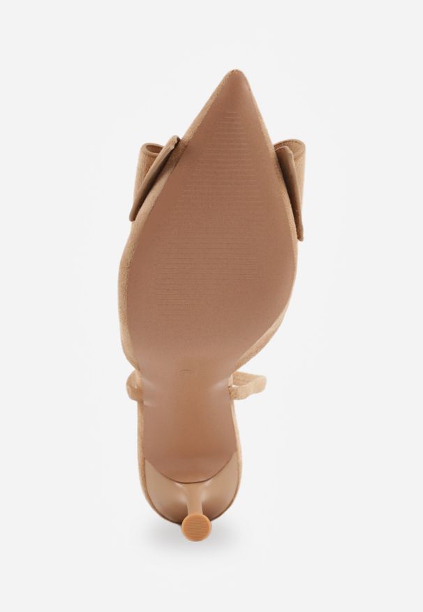 Renee - Ciemnobeżowe Szpilki z Imitacji Zamszu z Paskiem na Piętę i Ozdobną Kokardą Themigeia. Nosek buta: otwarty. Zapięcie: pasek. Kolor: beżowy. Materiał: zamsz. Wzór: aplikacja. Sezon: lato. Obcas: na szpilce. Wysokość obcasa: średni