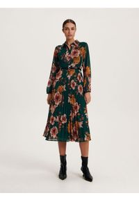 Reserved - Plisowana sukienka w kwiaty - morski. Kolor: morski. Materiał: tkanina. Wzór: kwiaty #1