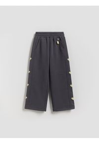 Reserved - Spodnie dresowe z brelokiem - ciemnoszary. Kolor: szary. Materiał: dresówka