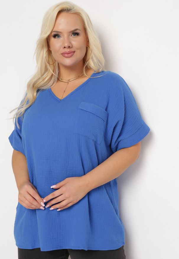 Born2be - Niebieska Bawełniana Bluzka z Kieszonką na Boku Quilea. Kolor: niebieski. Materiał: bawełna. Styl: elegancki
