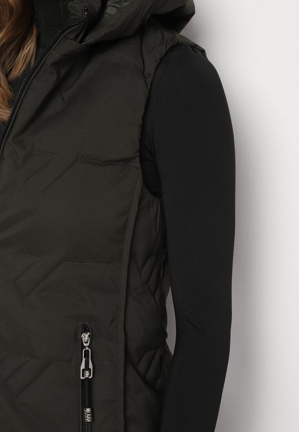 Born2be - Ciemnozielona Pikowana Kamizelka z Odpinanym Kapturem Mavalie. Kolor: zielony. Materiał: jeans. Wzór: aplikacja. Styl: elegancki