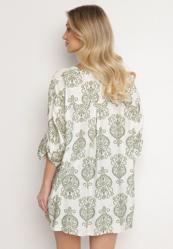 Born2be - Biało-Zielona Koszula z Wiskozą i Geometrycznym Wzorem Tanovianna. Okazja: na co dzień. Typ kołnierza: kołnierzyk klasyczny. Kolor: zielony. Materiał: wiskoza. Długość rękawa: długi rękaw. Długość: długie. Wzór: geometria. Styl: elegancki, klasyczny, casual