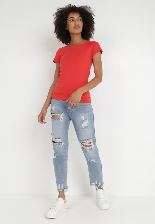 Born2be - Czerwony T-shirt Nysalphia. Kolor: czerwony. Materiał: elastan, dzianina, bawełna. Długość rękawa: krótki rękaw. Długość: krótkie. Styl: klasyczny