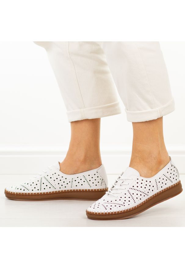 Białe skórzane półbuty damskie Filippo Dp6830/26. Okazja: na co dzień. Zapięcie: sznurówki. Kolor: biały. Materiał: skóra. Szerokość cholewki: normalna. Sezon: wiosna, lato. Styl: casual, klasyczny