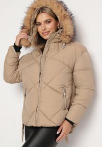 Born2be - Ciemnobeżowa Pikowana Kurtka z Kapturem z Futrem i Rozcięciami na Napy Karintinnia. Okazja: na co dzień. Typ kołnierza: kaptur. Kolor: beżowy. Materiał: futro. Styl: casual, elegancki #3