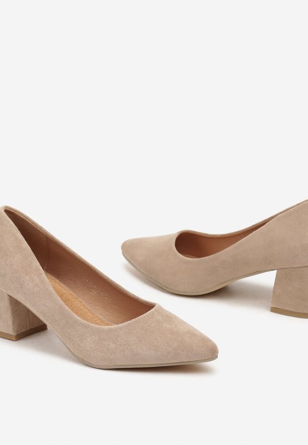 Renee - Ciemnobeżowe Casualowe Czółenka na Słupku z Wkładką ze Skóry Naturalnej Rieris. Okazja: na co dzień. Nosek buta: szpiczasty. Kolor: beżowy. Materiał: skóra. Obcas: na słupku. Styl: casual. Wysokość obcasa: średni