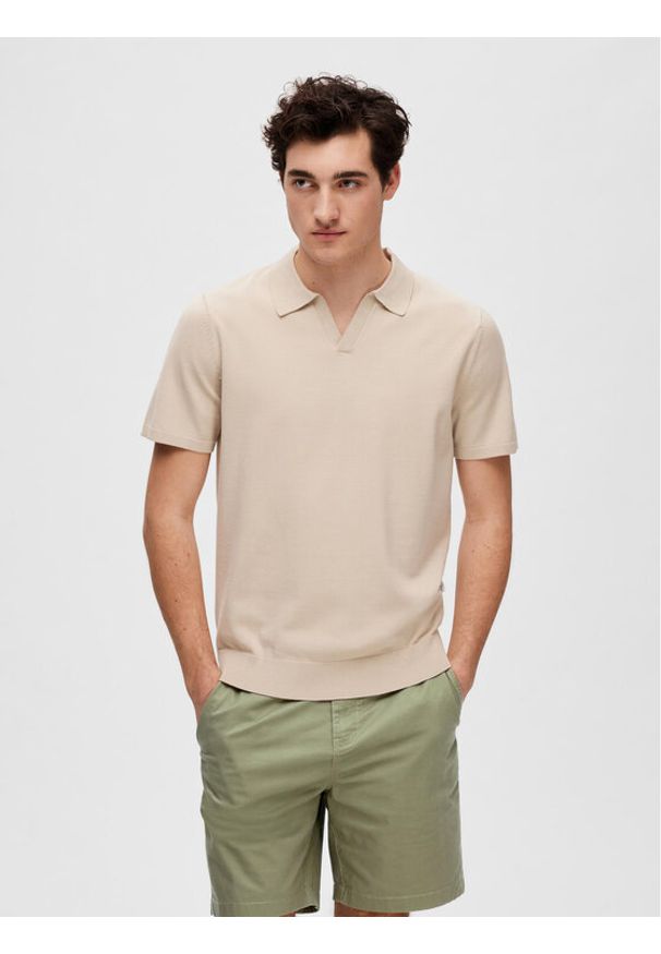 Selected Homme Polo 16088636 Beżowy Regular Fit. Typ kołnierza: polo. Kolor: beżowy. Materiał: wiskoza