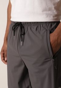 Born2be - Szare Szorty w Sportowym Stylu ze Sznurkami i Zasuwanymi Kieszeniami Abateia. Okazja: na co dzień. Kolor: szary. Materiał: materiał. Wzór: napisy. Sezon: lato. Styl: sportowy #5