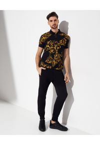Versace Jeans Couture - VERSACE JEANS COUTURE - Koszulka polo z barokowym nadrukiem. Okazja: na co dzień. Typ kołnierza: polo. Kolor: czarny. Materiał: bawełna. Wzór: nadruk. Styl: casual