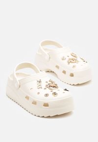Born2be - Beżowe Klapki Piankowe w Stylu Chodaków z Przypinkami Sanilia. Okazja: na co dzień. Kolor: beżowy. Materiał: jeans. Wzór: kolorowy, aplikacja. Styl: casual #3