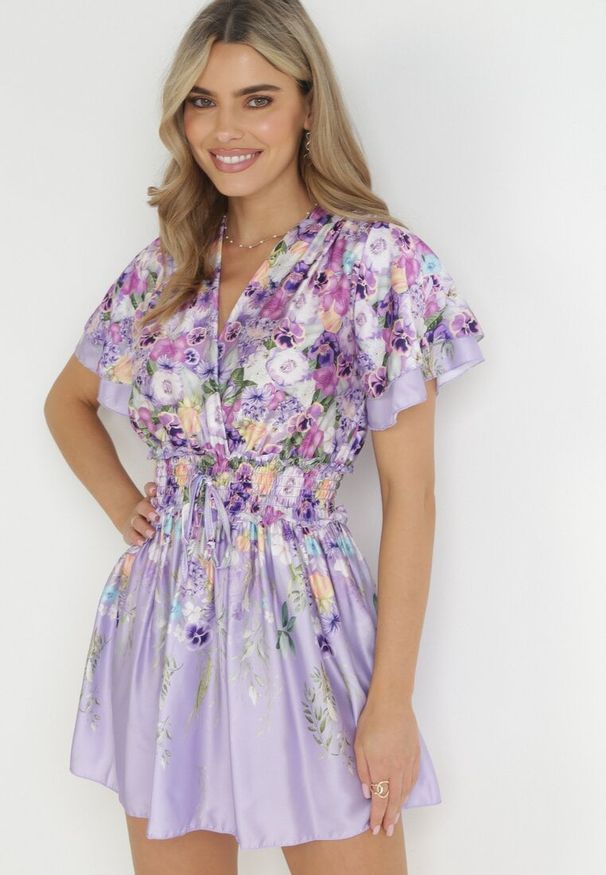 Born2be - Fioletowa Kwiecista Sukienka Mini z Cienkimi Gumkami i Rozkloszowanym Dołem Heddi. Kolor: fioletowy. Typ sukienki: kopertowe. Długość: mini