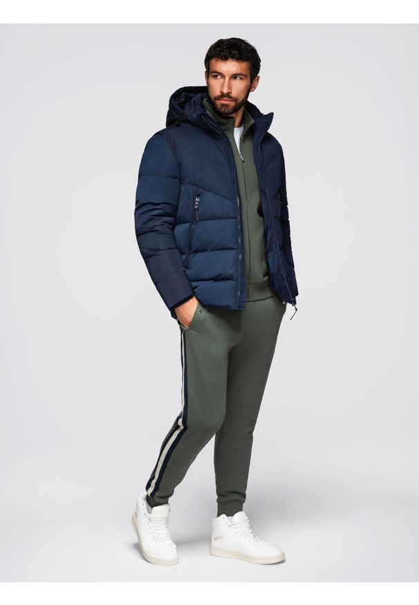 Ombre Clothing - Męska kurtka z asymetrycznym pikowaniem i kapturem - granatowa V4 - Rozmiar: M. Typ kołnierza: kaptur. Kolor: niebieski. Materiał: poliester, materiał, syntetyk, tkanina, guma. Wzór: aplikacja. Sezon: zima. Styl: sportowy, klasyczny