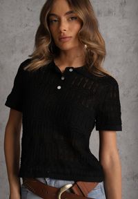 Renee - Czarna Wiskozowa Bluzka z Szydełkowym Wzorem Kołnierzykiem i Guzikami Lasthythia. Okazja: na co dzień. Kolor: czarny. Materiał: wiskoza. Styl: casual #6