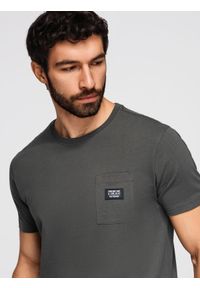Ombre Clothing - Casualowy t-shirt męski z naszywką na kieszeni – grafitowy V11 - Rozmiar: XXL. Okazja: na co dzień. Kolor: szary. Materiał: skóra, bawełna, guma, jersey. Wzór: aplikacja. Styl: casual