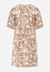 Born2be - Jasnobeżowa Pudełkowa Sukienka z Wiskozy w Roślinny Wzór z Guzikami przy Dekolcie Acosia. Okazja: na co dzień. Kolekcja: plus size. Kolor: beżowy. Materiał: wiskoza. Typ sukienki: proste, dla puszystych. Styl: elegancki, klasyczny, casual #3