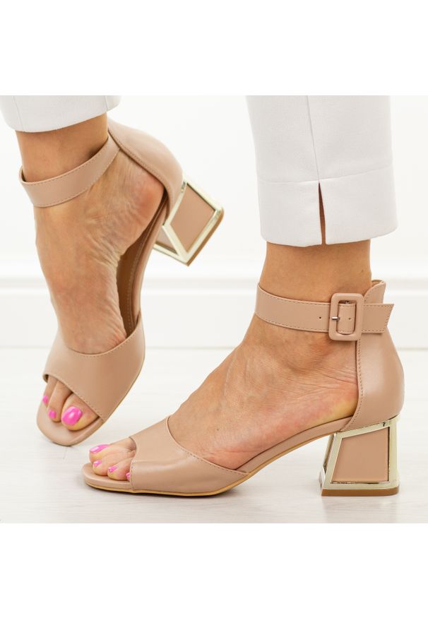 eVento - Nude sandały damskie na obcasie Evento 8750. Okazja: na co dzień. Zapięcie: pasek. Materiał: skóra. Wzór: aplikacja. Sezon: wiosna, lato. Obcas: na obcasie. Styl: wizytowy, casual, klasyczny, elegancki. Wysokość obcasa: średni