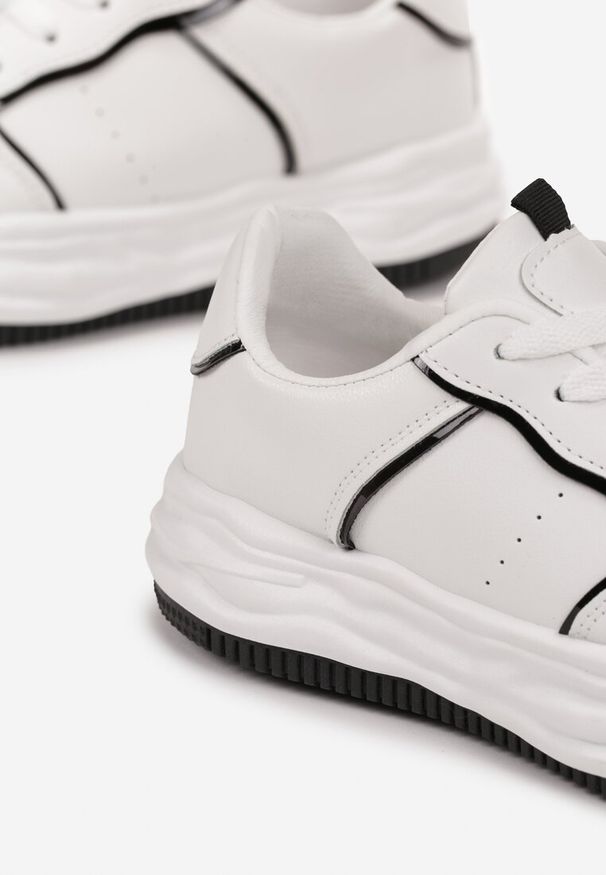 Renee - Białe Sznurowanie Sneakersy na Grubej Podeszwie przed Kostkę Merria. Wysokość cholewki: przed kostkę. Zapięcie: sznurówki. Kolor: biały