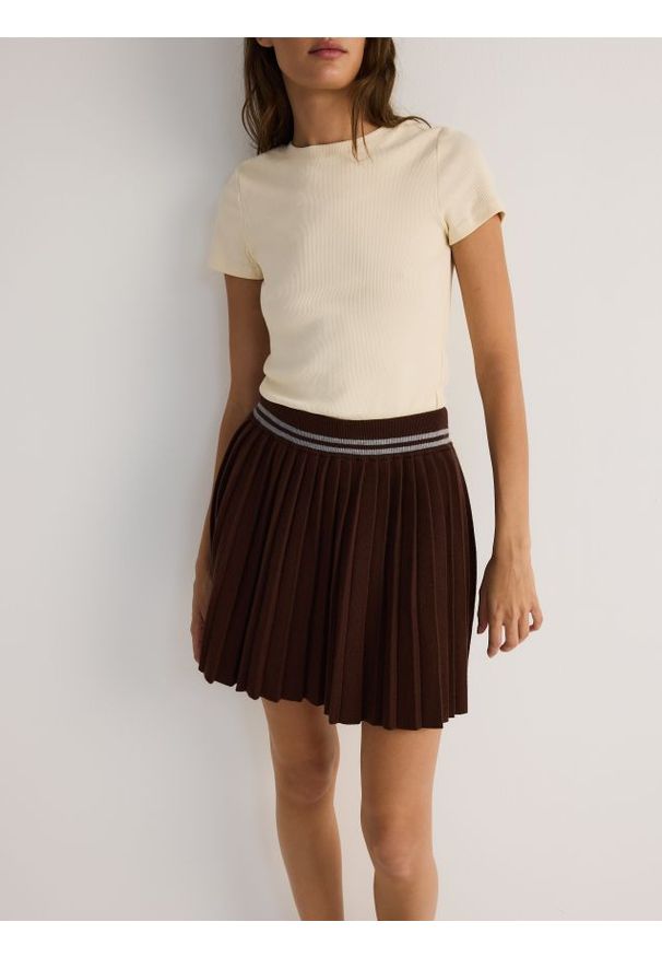 Reserved - Plisowana spódnica mini z wiskozą - brązowy. Kolor: brązowy. Materiał: wiskoza